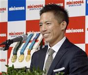 五輪３連覇で獲得した金メダルの前で、引退記者会見する柔道男子の野村忠宏さん＝２０１５年８月３１日午後、大阪市（共同）