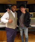 デュエットの新曲「Ｈａｒｍｏｎｉｃ」を録音したときの佐藤竹善さん（右）とクリス・ハートさん＝２０１５年５月２０日（藤沢志穂子撮影）