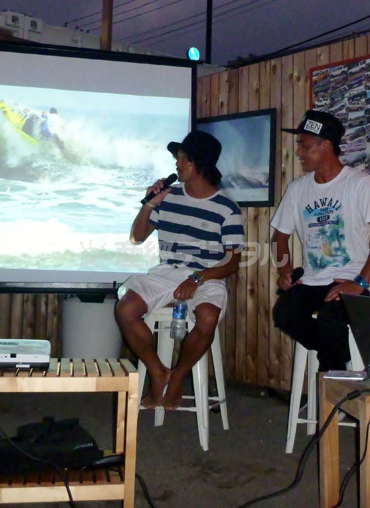 スタンドアップパドルボード（ＳＵＰ）競技者の堀越弘修さん（右）と原田俊広さん＝２０１５年７月３１日、神奈川県鎌倉市（奥田みゆきさん提供）