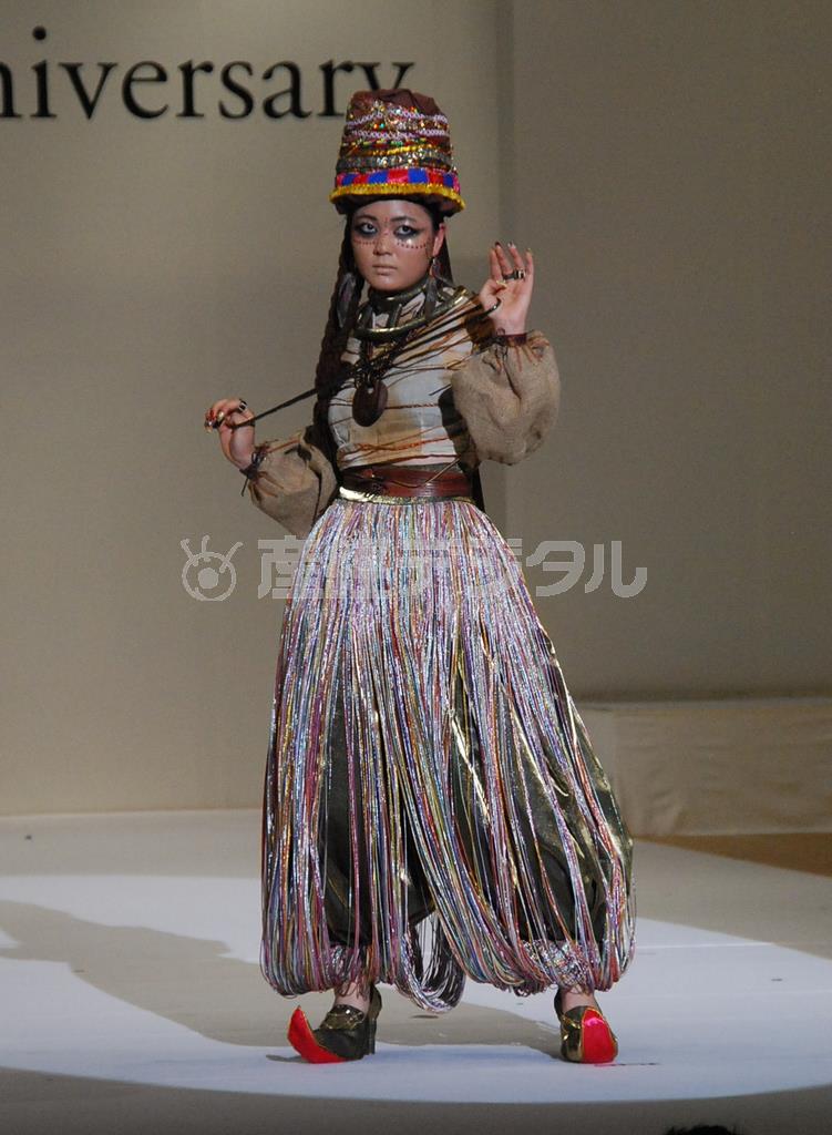 第１５回全国高等学校ファッションデザイン選手権大会でキラリ賞の宇都宮短期大学附属高校の作品「ｍｏｎｇｏｌｉａｎ」（モンゴリアン）＝２０１５年８月２３日、青森県弘前市（小塩史人撮影）