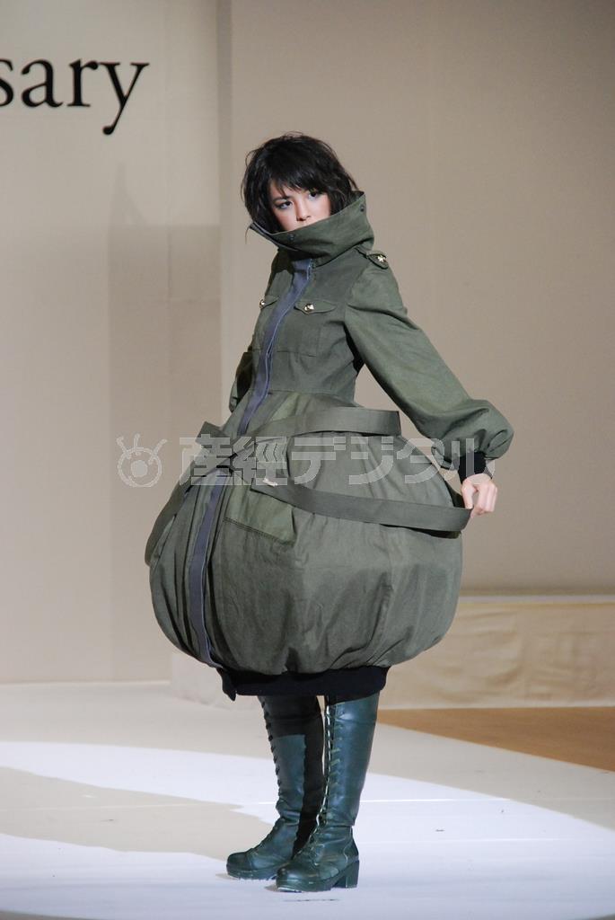 第１５回全国高等学校ファッションデザイン選手権大会で審査員長特別賞のインターナショナルデザインアカデミー高等課程の作品「Ｋａｍｐｆ」（カンプフ）＝２０１５年８月２３日、青森県弘前市（小塩史人撮影）