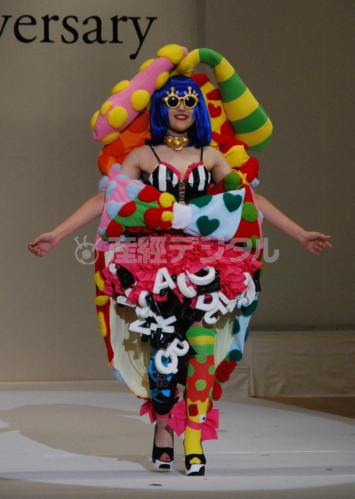 第１５回全国高等学校ファッションデザイン選手権大会で審査員特別賞の千葉学園高校の作品「プリティー・ドール」＝２０１５年８月２３日、青森県弘前市（小塩史人撮影）