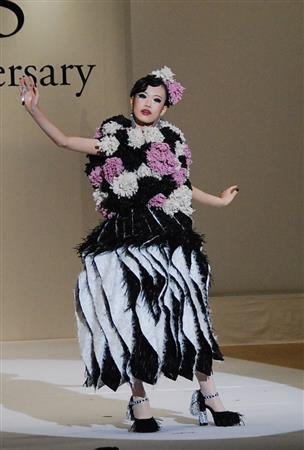 第１５回全国高等学校ファッションデザイン選手権大会で優勝した女子美術大学附属高校の作品「Ｒｅｆｌｅｔ」（ルフレ）＝２０１５年８月２３日、青森県弘前市（小塩史人撮影）