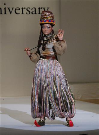 第１５回全国高等学校ファッションデザイン選手権大会でキラリ賞の宇都宮短期大学附属高校の作品「ｍｏｎｇｏｌｉａｎ」（モンゴリアン）＝２０１５年８月２３日、青森県弘前市（小塩史人撮影）