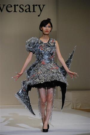 第１５回全国高等学校ファッションデザイン選手権大会で準優勝した川崎市立川崎高校の作品「折れる」＝２０１５年８月２３日、青森県弘前市（小塩史人撮影）