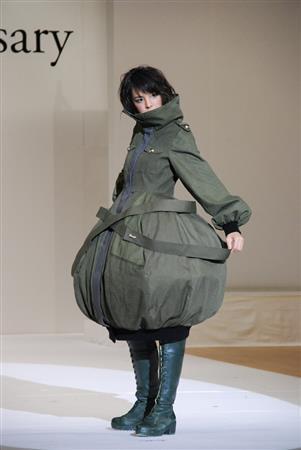 第１５回全国高等学校ファッションデザイン選手権大会で審査員長特別賞のインターナショナルデザインアカデミー高等課程の作品「Ｋａｍｐｆ」（カンプフ）＝２０１５年８月２３日、青森県弘前市（小塩史人撮影）