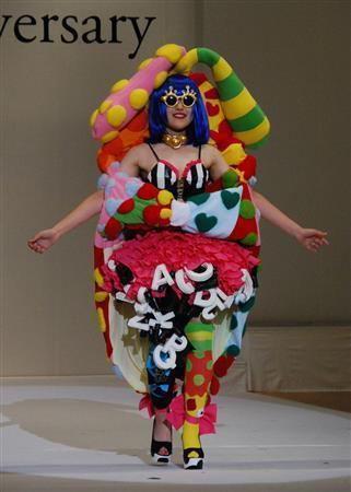 第１５回全国高等学校ファッションデザイン選手権大会で審査員特別賞の千葉学園高校の作品「プリティー・ドール」＝２０１５年８月２３日、青森県弘前市（小塩史人撮影）