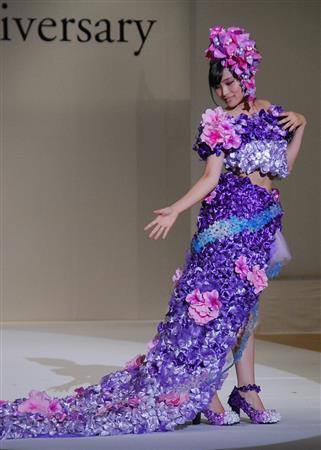 第１５回全国高等学校ファッションデザイン選手権大会でキラリ賞の千葉県立市川工業高校の作品「恋」（コイ）＝２０１５年８月２３日、青森県弘前市（小塩史人撮影）