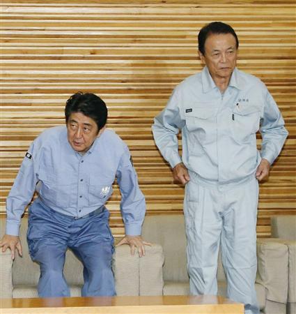 閣議に臨む安倍首相（左）と麻生財務相＝１日、首相官邸