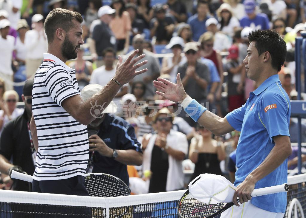 １回戦でブノワ・ペア（左）に敗れ、健闘をたたえ合う錦織圭（にしこり・けい）＝２０１５年８月３１日、米ニューヨーク（ＡＰ）