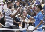１回戦でブノワ・ペア（左）に敗れ、健闘をたたえ合う錦織圭（にしこり・けい）＝２０１５年８月３１日、米ニューヨーク（ＡＰ）