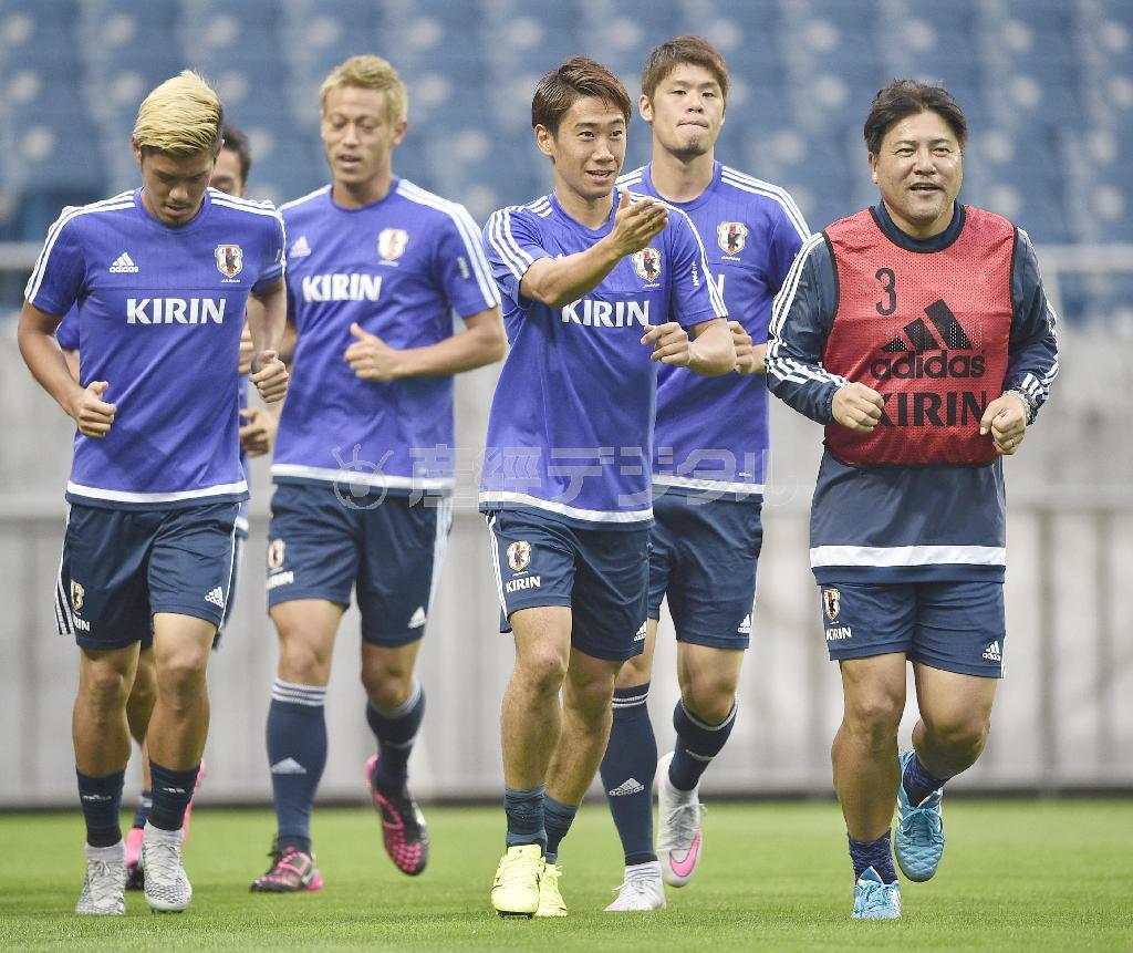カンボジア戦に向け、ランニングで調整する香川真司（中央）ら＝２０１５年９月１日、埼玉県さいたま市内（共同）