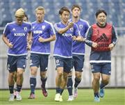 カンボジア戦に向け、ランニングで調整する香川真司（中央）ら＝２０１５年９月１日、埼玉県さいたま市内（共同）