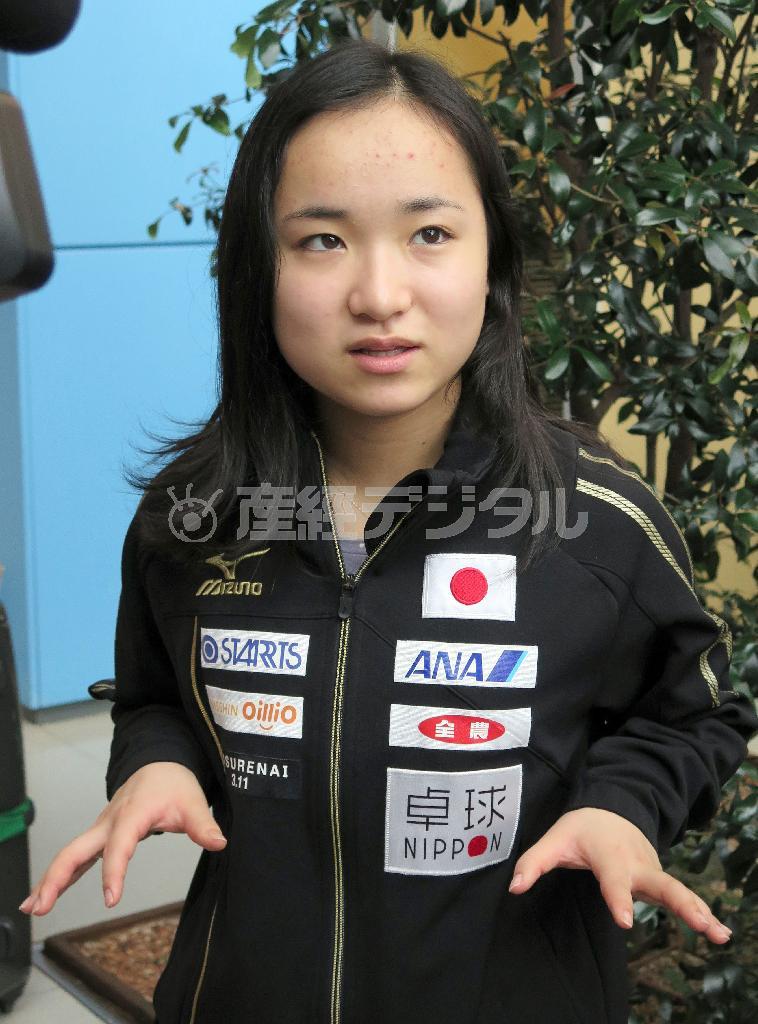 欧州遠征から帰国し、取材に応じる卓球女子の伊藤美誠（みま）＝２０１５年９月１日午前、大阪府泉佐野市・関西空港（共同）