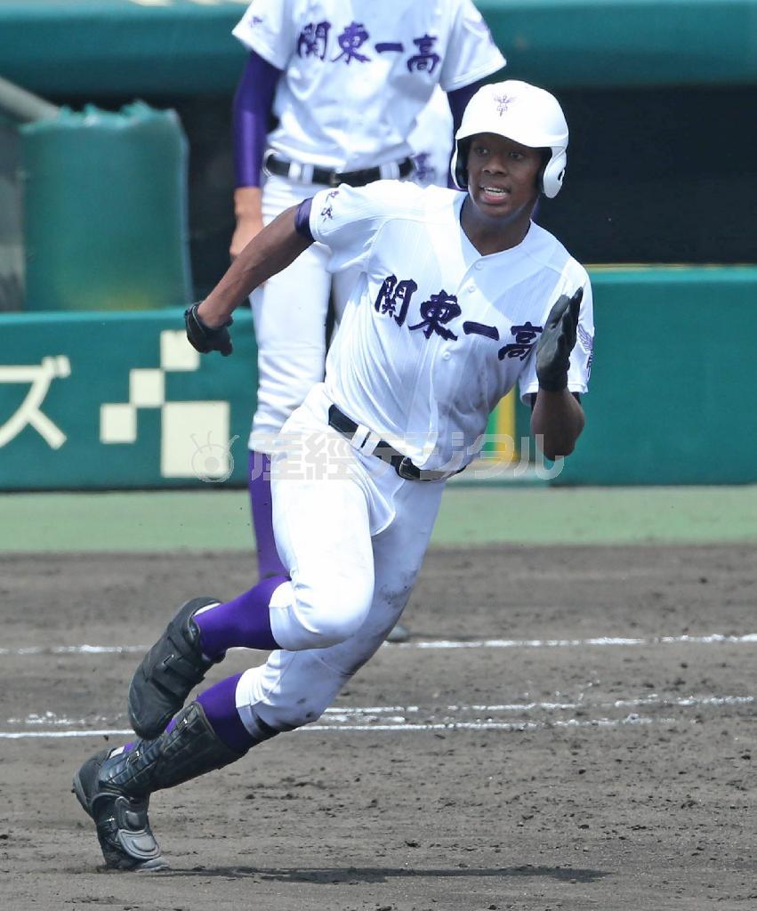 三回、三塁打を放ち一塁をまわる関東一・オコエ瑠偉＝２０１５年８月１１日、兵庫県西宮市・甲子園球場（長尾みなみ撮影）