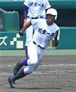 三回、三塁打を放ち一塁をまわる関東一・オコエ瑠偉＝２０１５年８月１１日、兵庫県西宮市・甲子園球場（長尾みなみ撮影）
