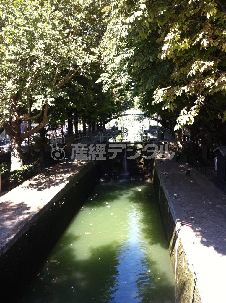 １８２５年に開通したパリのサンマルタン運河。日差しに秋の気配が感じられるようになりました＝２０１２年９月１６日、フランス・首都パリ（クレモンティーヌさん提供）