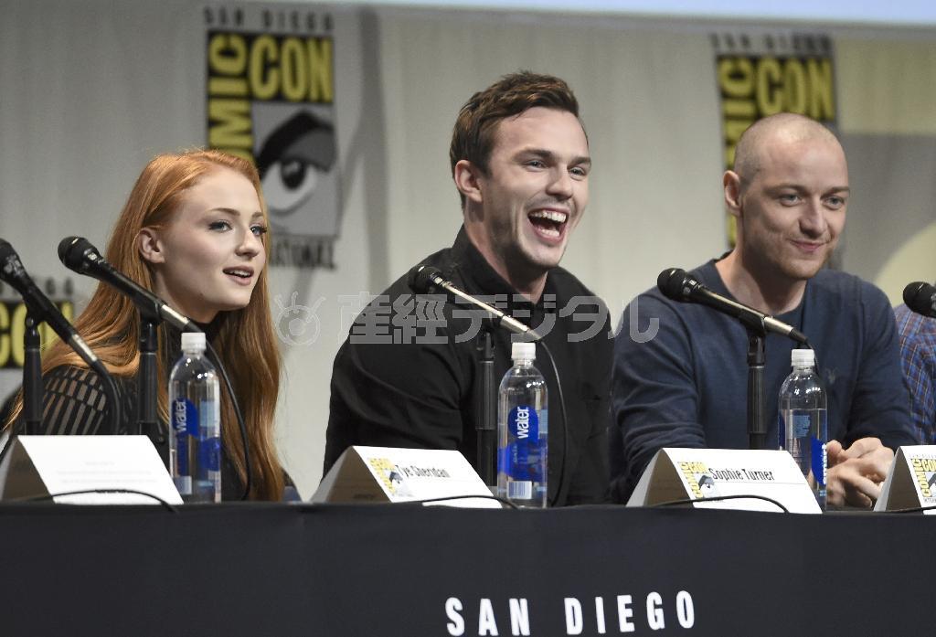 英俳優、ニコラス・ホルトさん（中央）＝２０１５年７月１１日、米カリフォルニア州サンディエゴ（ＡＰ）