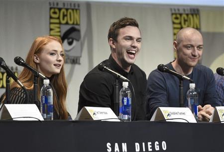 英俳優、ニコラス・ホルトさん（中央）＝２０１５年７月１１日、米カリフォルニア州サンディエゴ（ＡＰ）