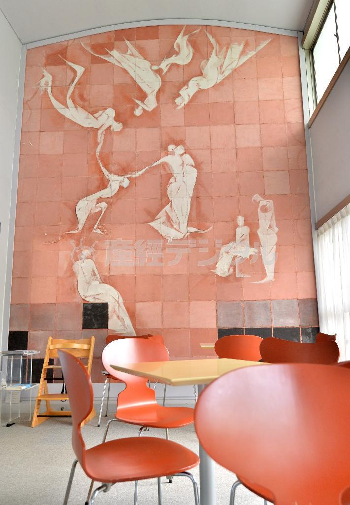 鑑賞の余韻に浸れる「喫茶室ピナコテカ」。田中岑（たかし）の壁画「女の一生」（１９５７年）があり、テラスからは四季折々の平家池が楽しめる＝２０１５年８月１６日、神奈川県鎌倉市（宮崎瑞穂撮影）