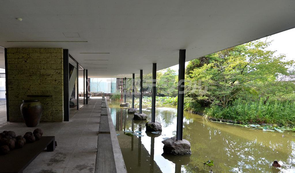 １階テラスは憩いの空間。２階が平家池にせり出し、それを支える鉄柱がまるで石の上に載っているように見える。軽やかな演出だ＝２０１５年８月１６日、神奈川県鎌倉市（宮崎瑞穂撮影）