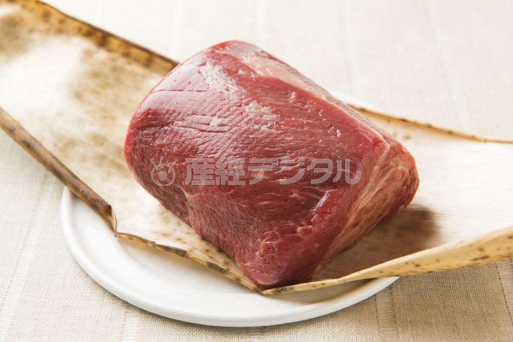 迫力満点の牛すね肉をらくちんおいしくいただこう（松下二郎さん撮影）