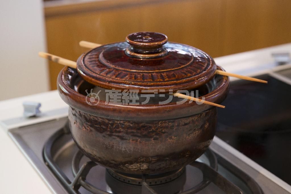 鍋に菜箸を渡して蓋を乗せると適度に火が通る（松下二郎さん撮影）