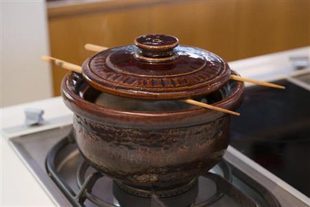 鍋に菜箸を渡して蓋を乗せると適度に火が通る（松下二郎さん撮影）