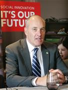 １日、ロンドン中心部の高級ホテル、クラリッジズで会見する日立のアリステア・ドーマー鉄道システム事業グローバルCEO