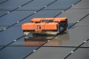 カタールで実証実験が進められている未来機械の太陽光パネル清掃ロボット（未来機械提供）