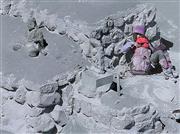 新聞協会賞を受賞した写真。御嶽山の山頂付近で救助を待つ女性は右手を小さく震わせ、助けを求めた＝２０１４年９月２８日