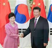 ９月２日、北京の人民大会堂で握手する韓国の朴槿恵（パク・クネ）大統領（左）と中国の習近平国家主席＝２０１５年、中国・首都北京市西城区（共同）