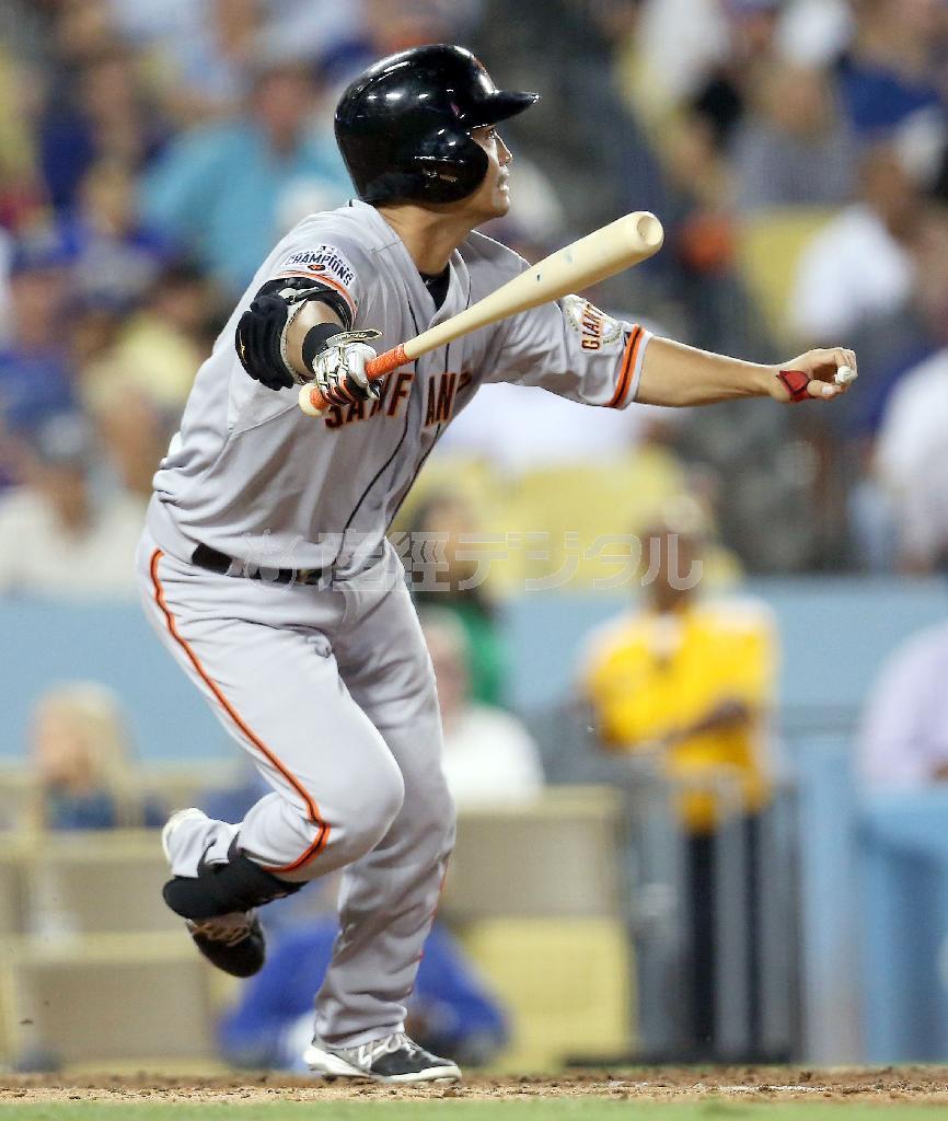 ドジャース戦の八回、代打で出場し左飛に倒れるジャイアンツ・青木宣親（のりちか）＝２０１５年９月１日、米カリフォルニア州ロサンゼルス（ゲッティ＝共同）