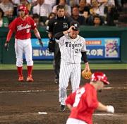 五回、広島のブラッド・エルドレッドに本塁打を浴びる阪神・岩田稔＝２０１５年９月２日、兵庫県西宮市・甲子園球場（白鳥恵撮影）