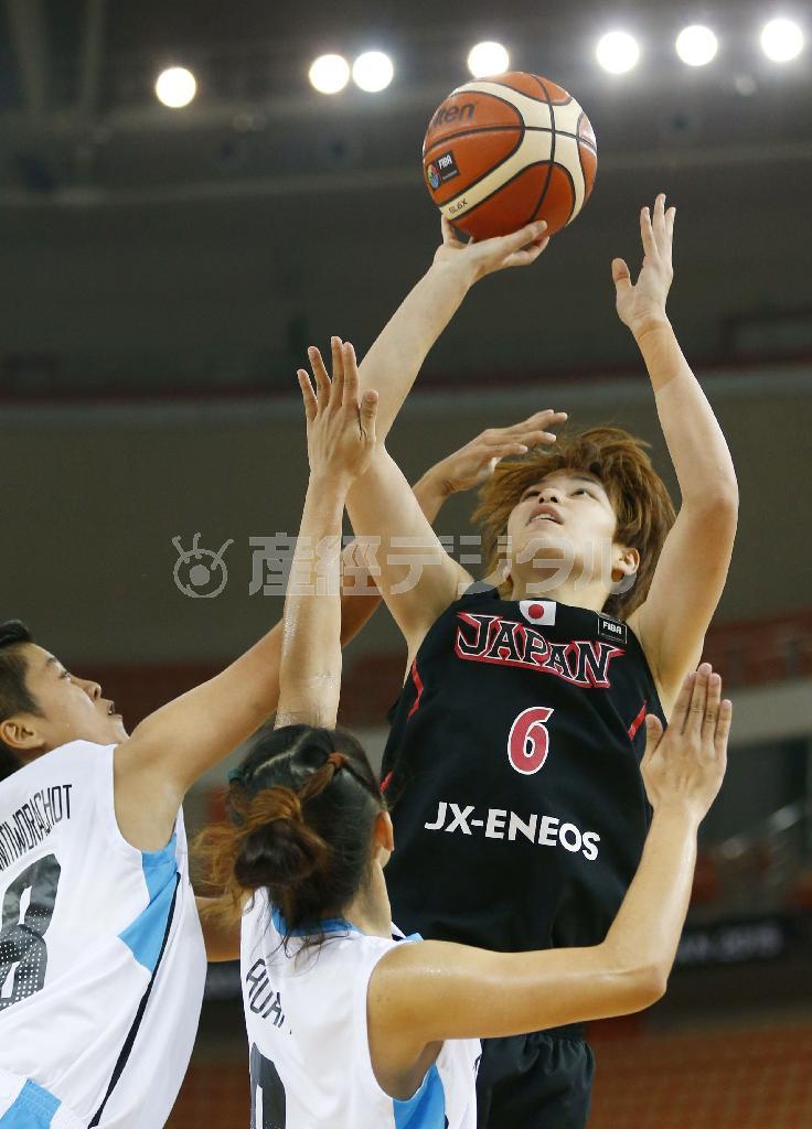 第１クオーター、シュートを決める間宮佑圭（まみや・ゆか）＝２０１５年９月２日、中国・湖北省武漢市（共同）