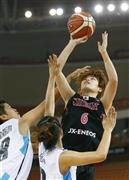 第１クオーター、シュートを決める間宮佑圭（まみや・ゆか）＝２０１５年９月２日、中国・湖北省武漢市（共同）