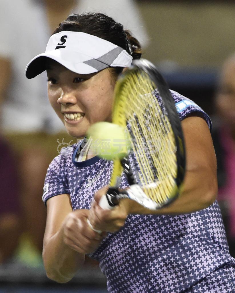 女子シングルス１回戦でリターンする奈良くるみ＝２０１５年９月１日、米ニューヨーク（共同）