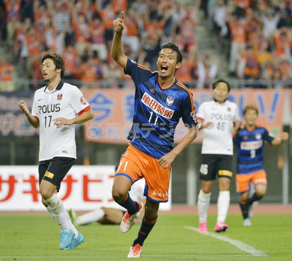 後半、３点目のゴールを決め喜ぶ新潟・指宿洋史（いぶすき・ひろし、１１）＝２０１５年９月２日、新潟県新潟市中央区のデンカビッグスワンスタジアム（共同）