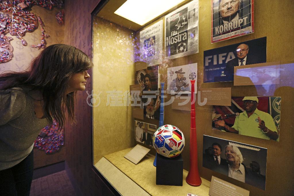 国際サッカー連盟（ＦＩＦＡ）の汚職事件をテーマにした展覧会「ザ・ビューティフル・ゲーム・ターンズ・アグリー」＝２０１５年９月１日、米ネバダ州ラスベガス（ＡＰ）