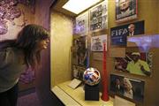 国際サッカー連盟（ＦＩＦＡ）の汚職事件をテーマにした展覧会「ザ・ビューティフル・ゲーム・ターンズ・アグリー」＝２０１５年９月１日、米ネバダ州ラスベガス（ＡＰ）