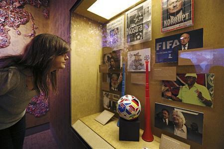 国際サッカー連盟（ＦＩＦＡ）の汚職事件をテーマにした展覧会「ザ・ビューティフル・ゲーム・ターンズ・アグリー」＝２０１５年９月１日、米ネバダ州ラスベガス（ＡＰ）