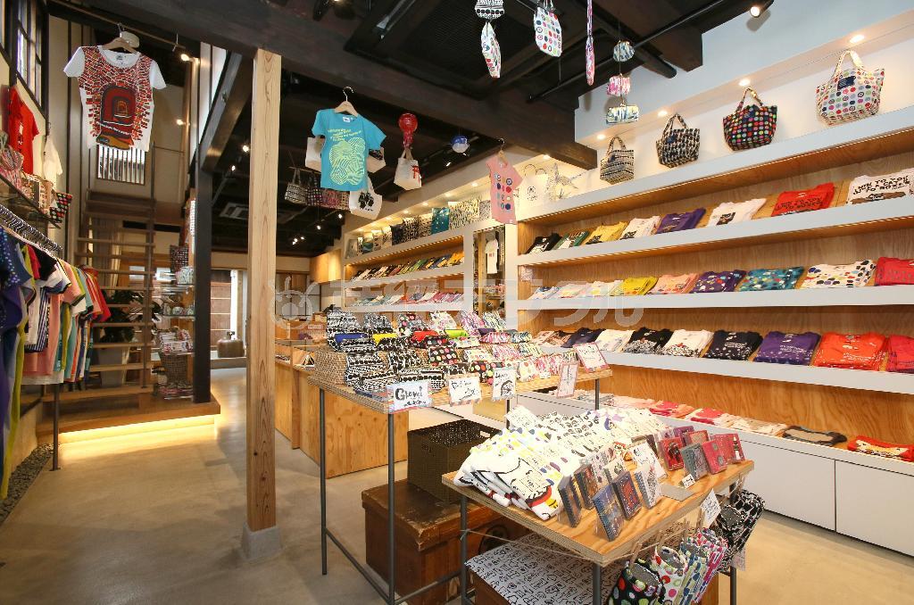 パンチの効いたデザインの商品がずらりと並ぶ店内。見ているだけで楽しくなる＝２０１５年８月１１日、京都市中京区（志儀駒貴撮影）