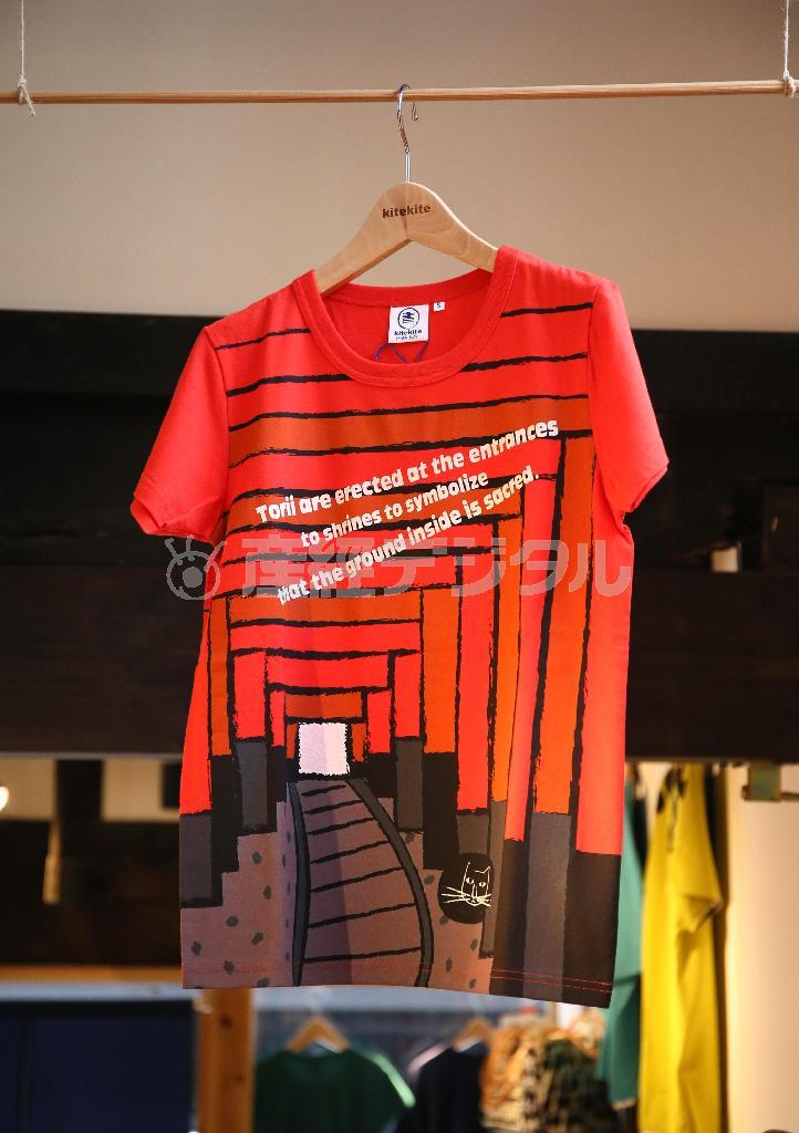 伏見稲荷大社の千本鳥居をあしらった「お稲荷さんとこの鳥居」。内外の観光客を中心に人気を集めている＝２０１５年８月１１日、京都市中京区（志儀駒貴撮影）