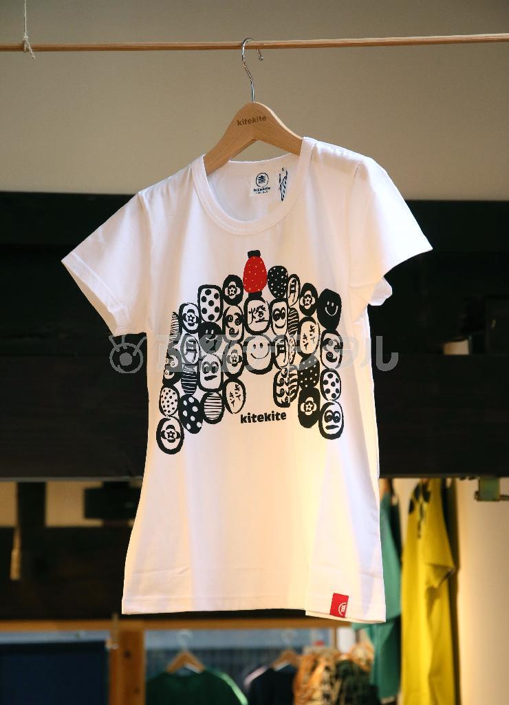 祇園祭が題材のこちらのＴシャツは「祇園祭りやコンチキチン」＝２０１５年８月１１日、京都市中京区（志儀駒貴撮影）