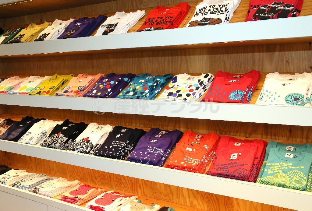 京都のランドマークや街並みをデザインしたユニークなＴシャツは、中国人観光客が爆買いするなど大人気だ＝２０１５年８月１１日、京都市中京区（志儀駒貴撮影）