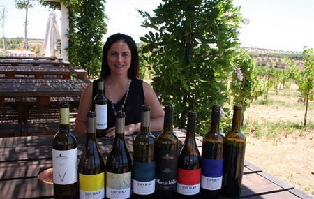 古参ワイナリー「エスポラン」で活躍中の女性醸造家サンドラ・アウベスさん＝２０１５年７月２日、ポルトガル・首都リスボン（青木冨美子さん撮影）