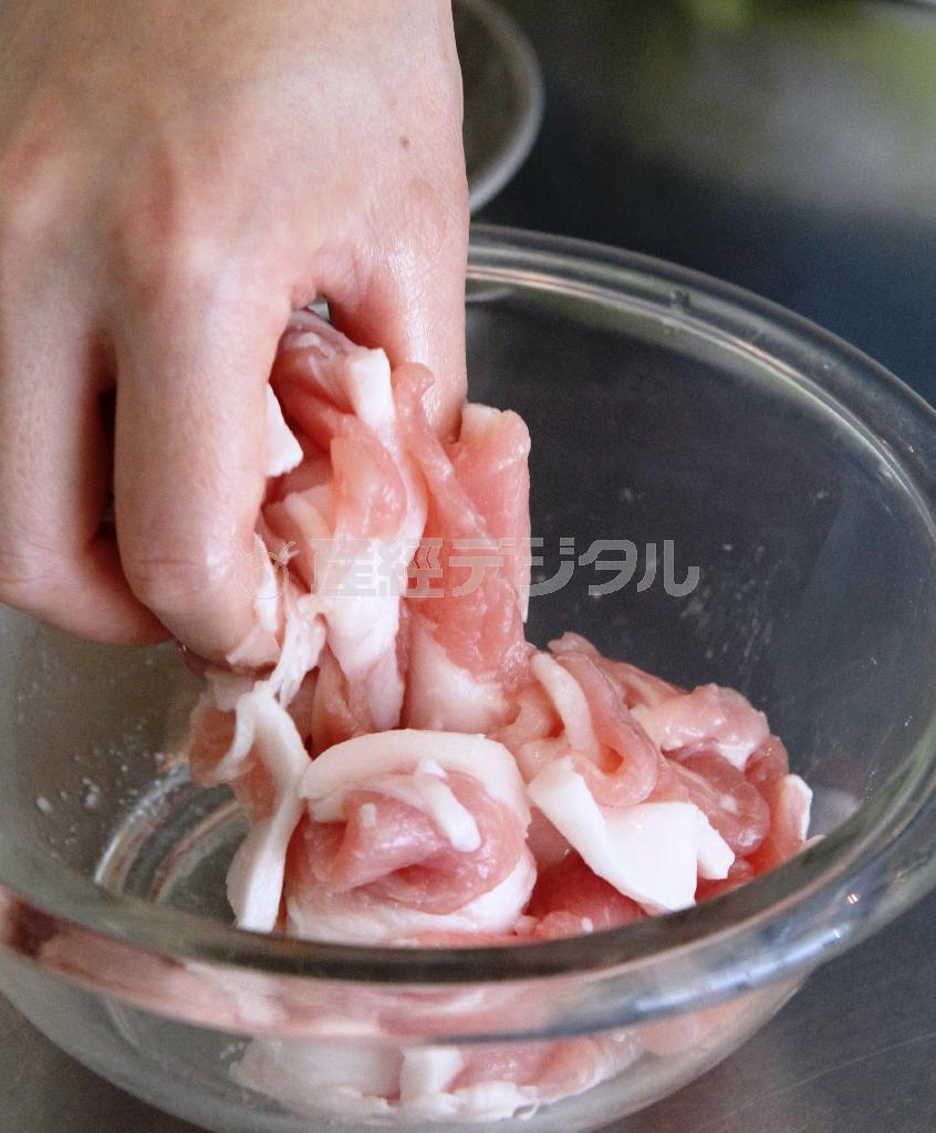 豚肉とレタスの塩炒め（作り方１）＿＿豚もも肉に［Ａ：料理したドレッシング］をもみこみ、５分くらい置く（田中幸美撮影）