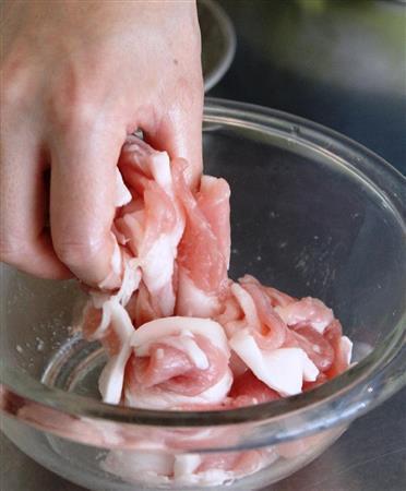豚肉とレタスの塩炒め（作り方１）＿＿豚もも肉に［Ａ：料理したドレッシング］をもみこみ、５分くらい置く（田中幸美撮影）