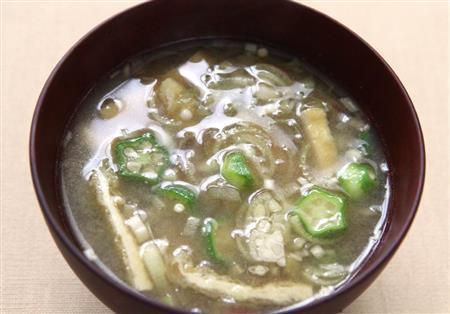 オクラとミョウガ、油揚げのみそ。※５６ｋｃａｌ、塩分１．４グラム（１人分）