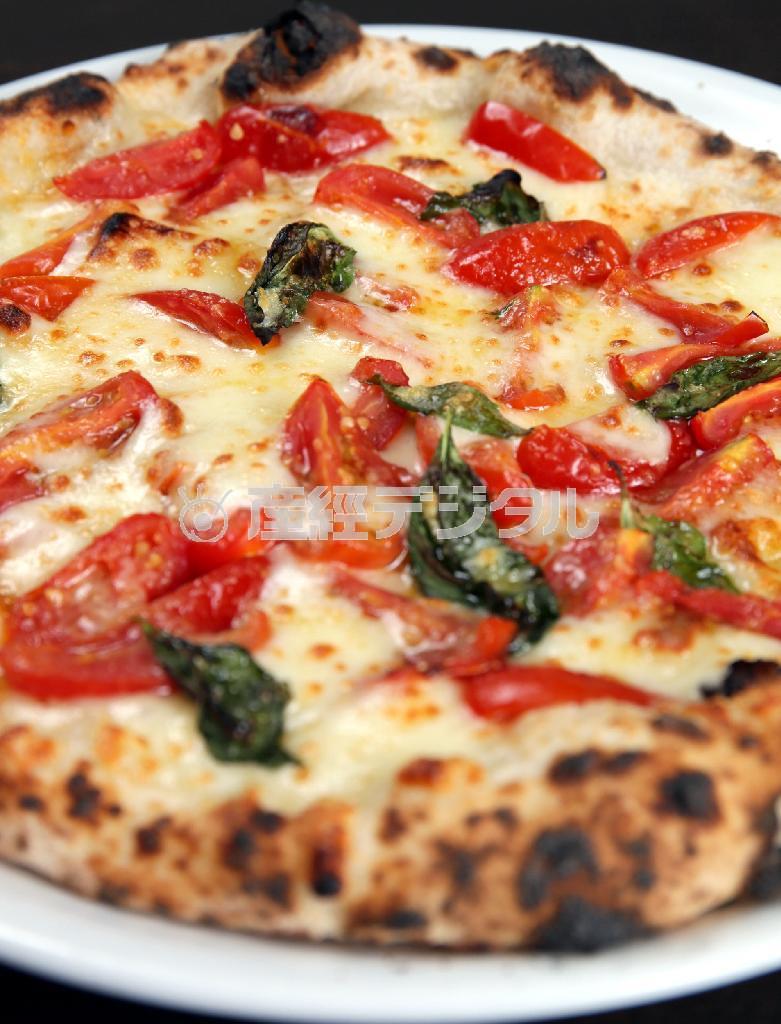 定番の「水牛モッツァレラのマルゲリータ」（１８００円、税抜き）はトマトソースを使わず、甘みが強くジューシーなアイコトマトを使用し、他店にはないおいしさを演出する＝２０１５年８月６日、京都市中京区（門井聡撮影）